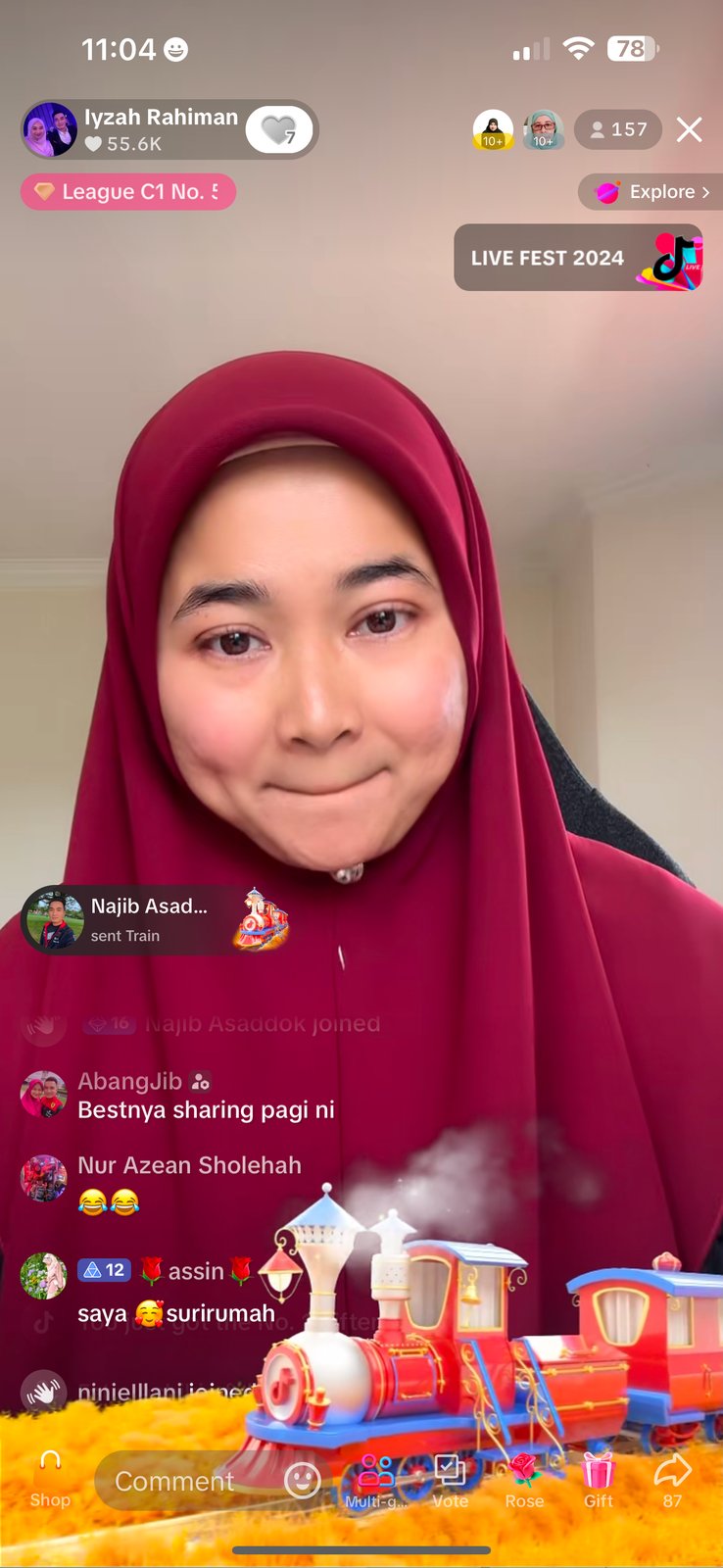 Tangkapan skrin sesi TikTok Live dengan wanita bertudung merah gelap