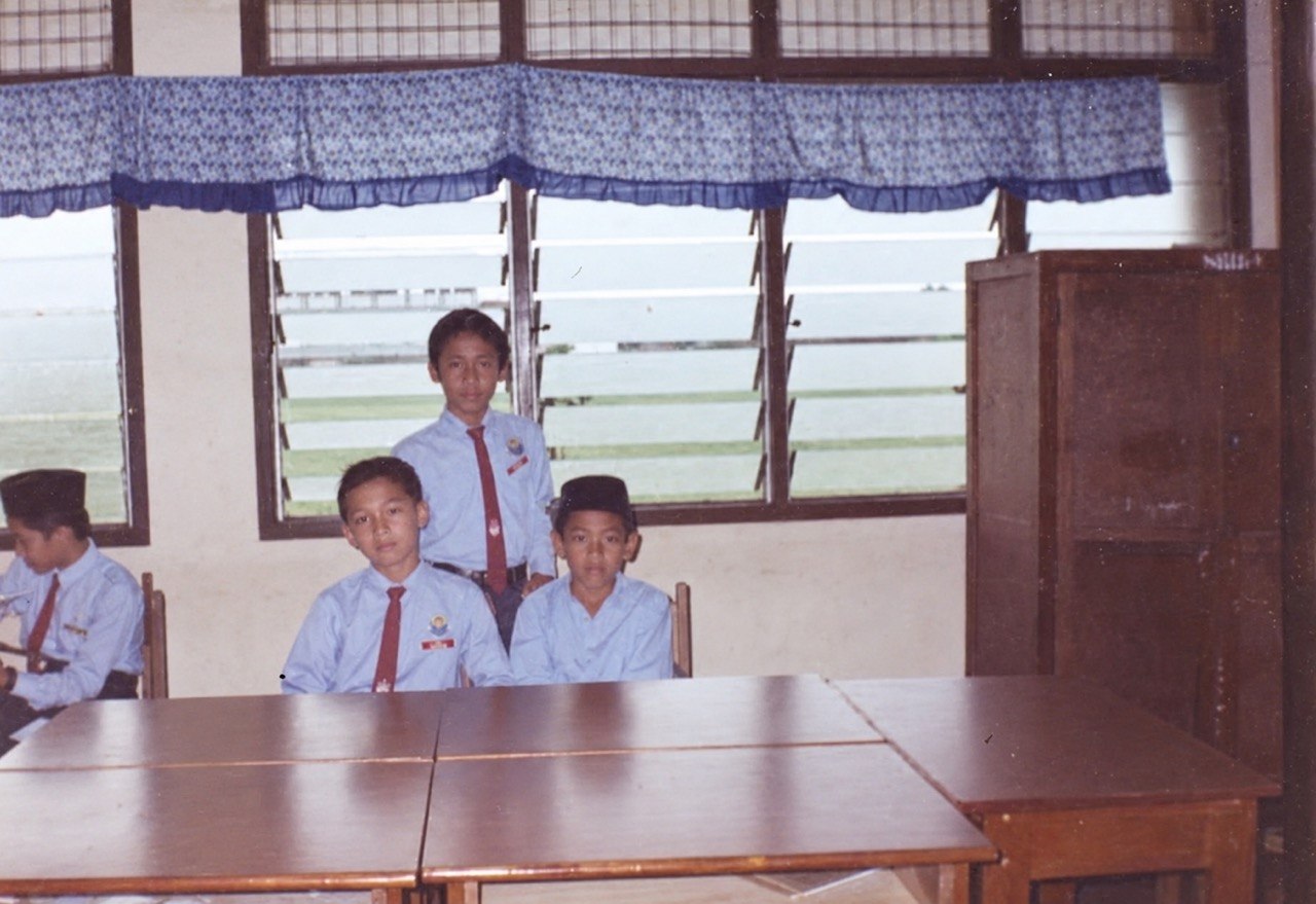 Gambar lama murid beruniform sekolah di dalam kelas, daripada koleksi Najib Asaddok
